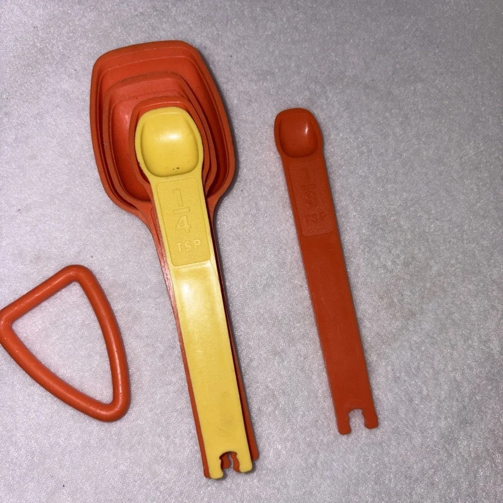 Tupperware Nesting Measuring Spoons Vintage Orange ,Yellow Comes With Ring‎